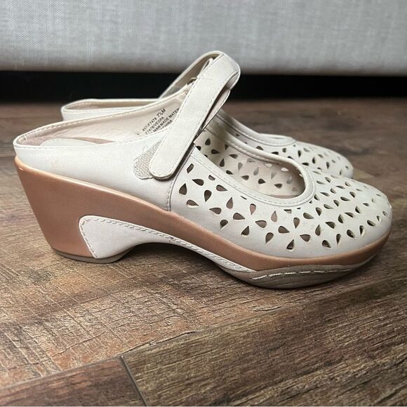 𝅺Solanz Vespa clogs cream lazer cut size 7.5 shoes ankle strap - Picture 14 of 14